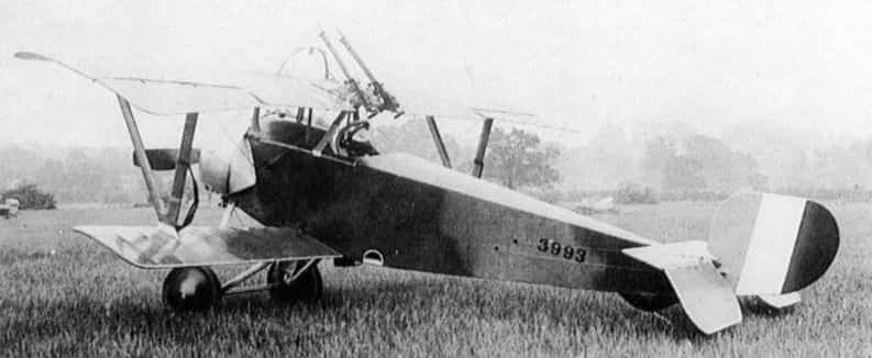 Истребитель Ньюпор 11 рег. № 3993 из 1-го авиакрыла RNAS на аэродроме в районе Дюнкерка – февраль 1916 г. На самолете смонтированы два пулемета «Льюис» над крылом